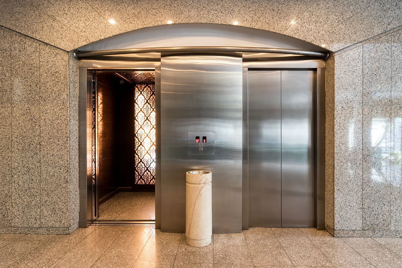 کابین و درب آسانسور